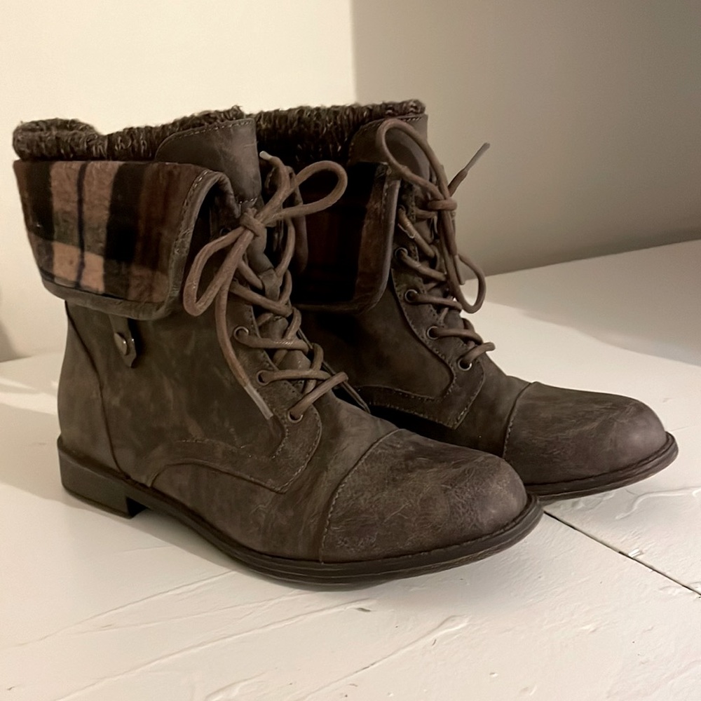 Just Fab Elenora Flat Planel Boots